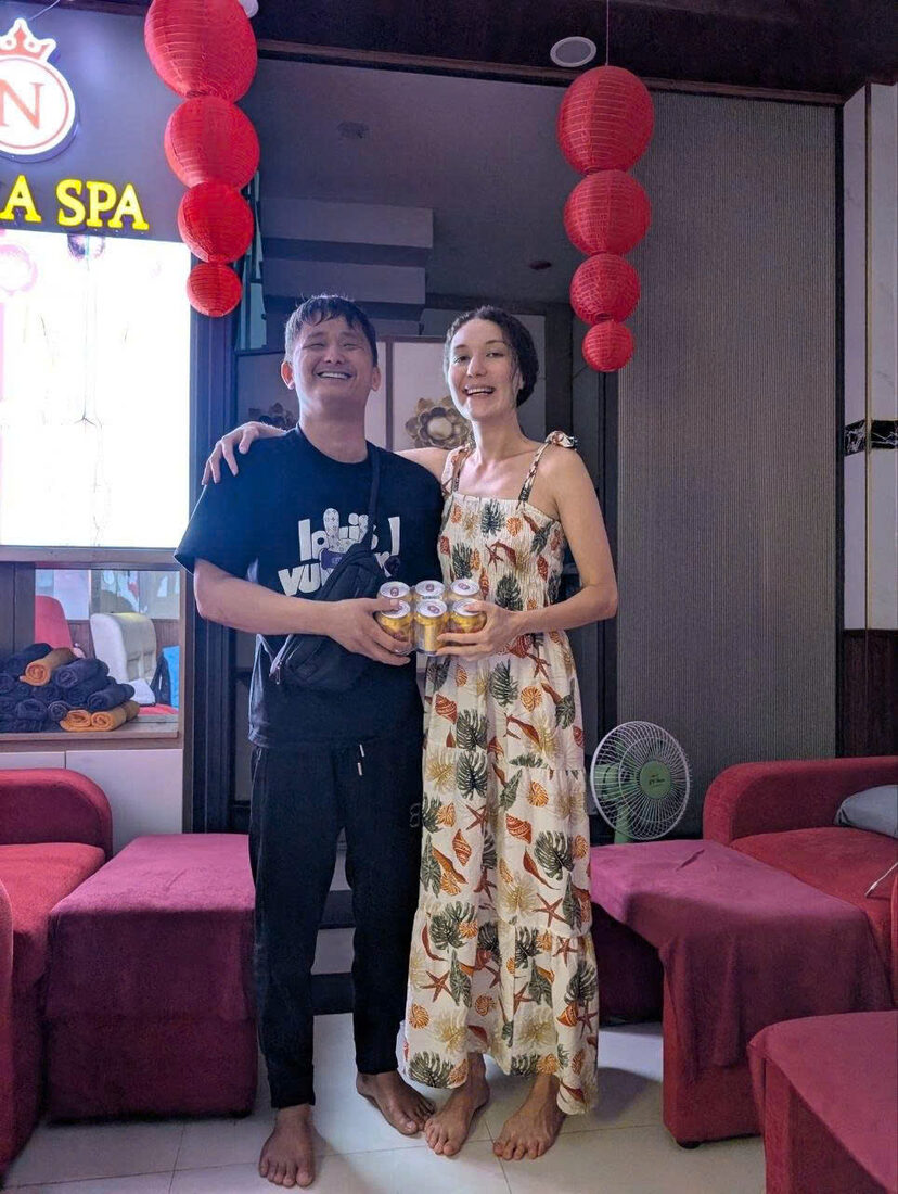 Khách hàng chụp ảnh tại NIKA Blind Massage