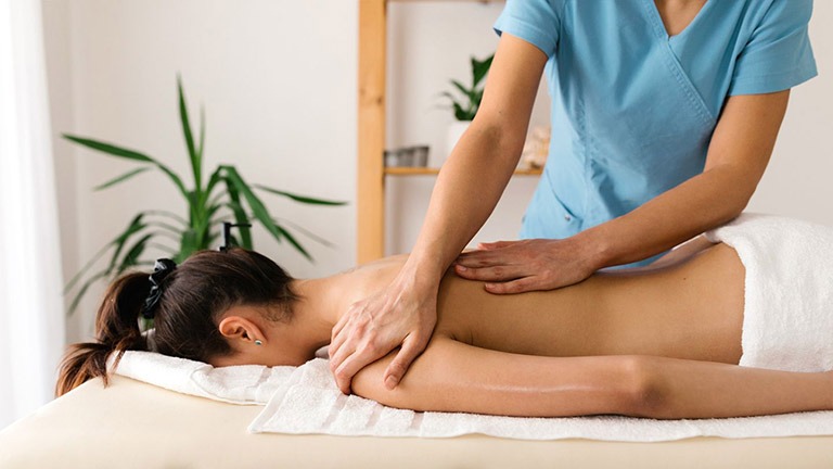 Massage lưng trị liệu